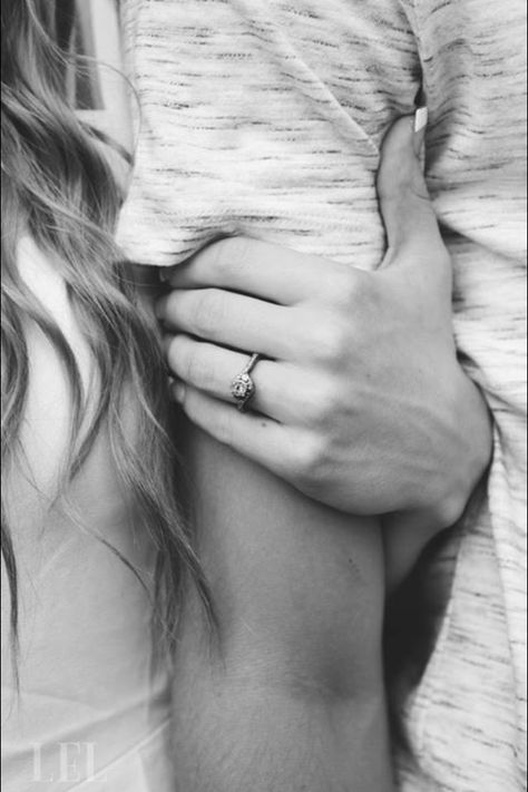 Engagement Photos Without Faces, Engagement Photos No Face, Engagement Reveal, Romantic Photos, Wedding Pins, Couple Poses, Couple Posing, Siena, Couple Pictures