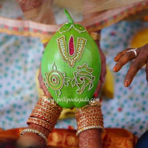 Spectacular Kobbari Bondam Designs For Your Muhurtham - ShaadiWish Leaf Decor Wedding, Kalash Decoration, Coconut Decoration, Poola Jada, Kobbari Bondam, Wedding Gift Pack, Wedding Background Decoration, Bridal Gift Wrapping Ideas, Wedding Stage Design