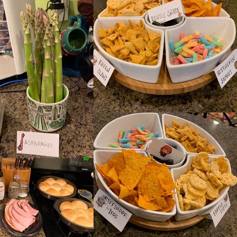 Party Food: Harry Potter Party Theme GriffinDoritos! Huffle Puffs! Raven Claws! Slytherin Snakes! Asparagus prop as wands not to eat :) Slytherin Snacks, Slytherin Food, Harry Potter Party Theme, Harry Potter Snacks, Slytherin Snake, Harry Potter Deathly Hallows, Harry Potter Birthday Party, Party Platters, Harry Potter Birthday