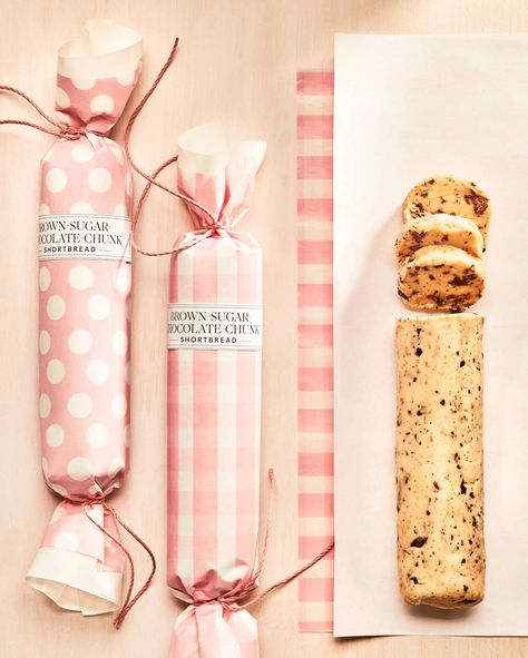 homemade-slice-bake-cookies-8pKQCju04nK8M64uLHG1-A-1221 Wrapped Candy Bar Ideas, Homemaking Recipes, Edible Christmas Gifts, Shortbread Recipe, Homemade Food Gifts, Christmas Food Gifts, Holiday Dishes, Edible Gifts, Bake Cookies