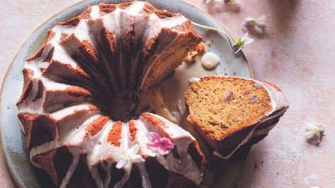 Date & Ginger Bundt Cake Recipe - Australian Country Ginger Bundt Cake, Sticky Date Pudding Recipe, Date Pudding Recipe, Chocolate Buttermilk Cake, Sticky Date Pudding, Date Pudding, Buttermilk Cake, Australian Country, Plain Cake