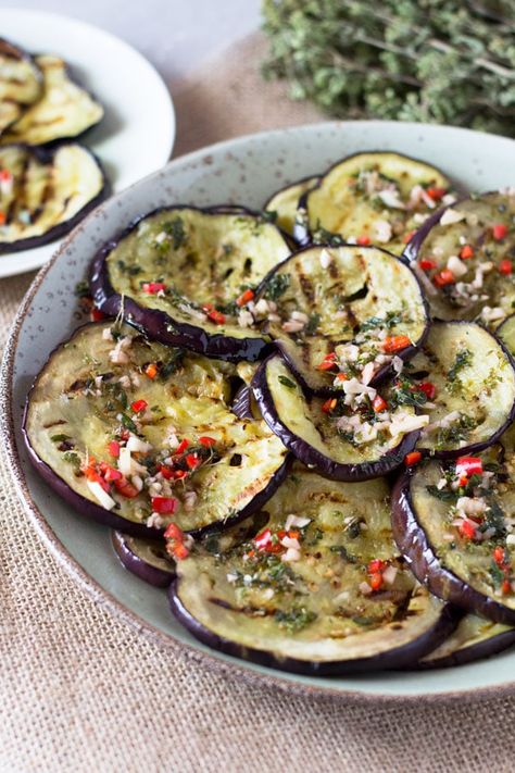 Easy Italian marinated eggplant recipe- grilled eggplant/aubergine marinated in garlic, oregano, chili and mint. Perfect as a side, with salad or as an antipasto with drinks. So easy, you'll love it, inside the rustic kitchen. Marinated Eggplant, Aubergine Recipe, Eggplant Recipe, Delicious Clean Eating, Grilled Eggplant, Easy Italian, Eggplant Recipes, Homemade Pasta, Veggie Dishes