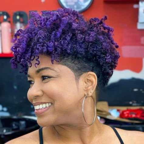 Funky Afro Hairstyles, Dyed Short Natural Hair, Box Braids Shaved Sides, Purple Natural Hair, Hair Consultation, Undercut Curly Hair, Hair Stail, Short Natural Haircuts, Braids With Shaved Sides