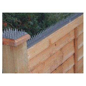 Home Security Fence Prikka Strip. Take that raccoons and intruders. Gömda Rum, Cat Proofing, Home Security Tips, Security Fence, Diy Home Security, Wireless Home Security, Home Protection, Have Inspiration, Home Defense