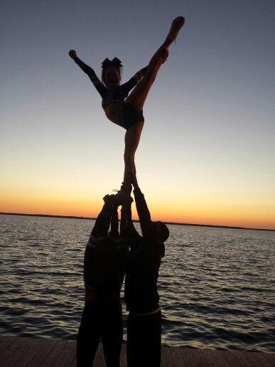 Ava Mazz and her JuST Cheer fam. stunting at Reach the Beach nationals. Couldn't have timed it better! JuST love this! ❤⚫⚪ Cheer Vibes, Cool Cheer Stunts, Cheer Photography, Cheer Routines, Cheer Extreme, Cheerleading Stunt, Cheerleading Photos, Cheers Photo, Best Beaches To Visit