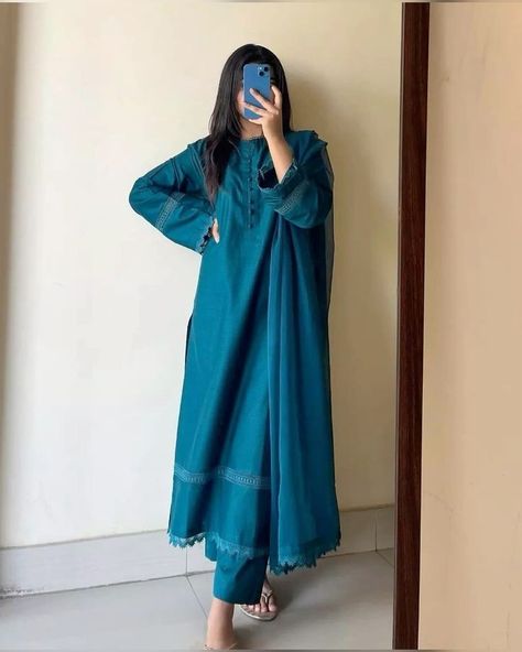 Pakistani Eid Dress Ideas, Plan Dress Design, Pakistani Kurti, डिजाइनर कपड़े, Simple Dress Casual, Stylish Kurtis Design, Pakistani Suit, Latest Dress Design, Suit Shirt