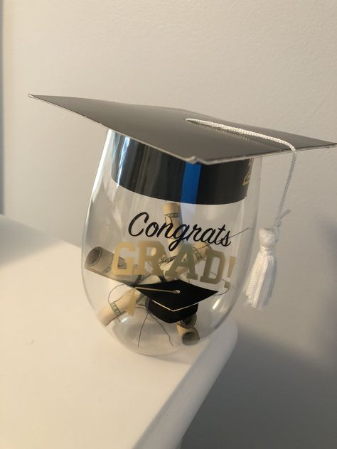 Graduation Glasses Ideas, Graduation Wine Bottle Ideas, Study Gifts, Wine Glass Centerpieces, Graduation Cups, Graduation Money Gifts, Graduation Images, Graduation Flowers, Study Gift