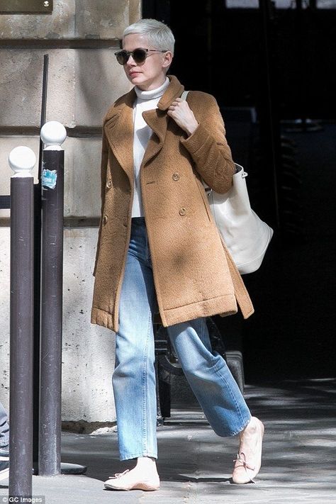 Michelle Williams Street Style, Michelle Williams Style, Tan Coat, Street Style Edgy, Coat Outfit, Michelle Williams, Celebrity Street Style, Street Style Chic, Style Crush