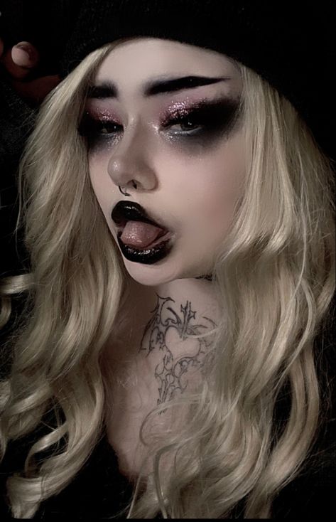 Goth Party Makeup, Spooky Glam Makeup, Gothic Witch Makeup Halloween, Grey Scale Makeup, Makeup With Blonde Hair, Badgirl Aesthetics, Goth New Years Makeup, Trade Goth, Witch Makeup Halloween Pretty