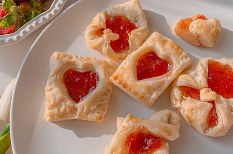 Puff pastries with strawberry jam Jam Pastries, Vampire Cafe, Strawberry Puff Pastry, Pink Vampire, Puff Pastries, Puff Pastry Desserts, Countryside Cottage, Roasted Strawberries, Puff Recipe