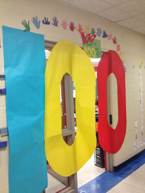 Room Door Ideas, Classroom Door Ideas, 100 Días De Clases, 100th Day Of School Crafts, 100s Day, Kindergarten February, 100 Day Of School Project, School Door Decorations, 100 Day Celebration