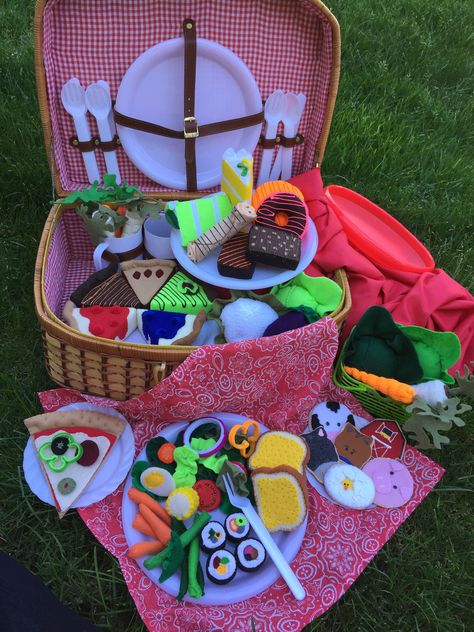 Felt picnic basket treats Felt Picnic Basket, Felt Picnic Food, Picnic Basket Food, Realistic Play Food, Picnic Basket Set, Dramatic Play Centers, Kids Sewing, Food Patterns, Felt Craft