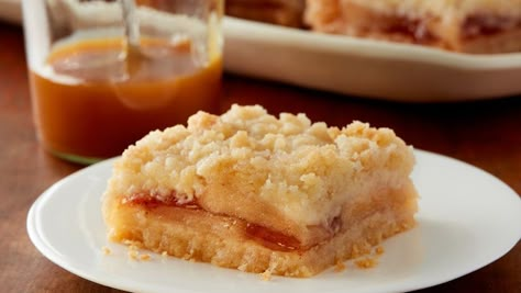 Fall flavors of apple and cinnamon come together in this easy-to-make sugar cookie crumble bar. Betty Crocker Sugar Cookie, Betty Crocker Sugar Cookie Mix, Best Apple Desserts, Streusel Bars, Kid Friendly Dessert, Cookie Crumble, Apple Streusel, Betty Crocker Recipes, Sugar Cookie Mix