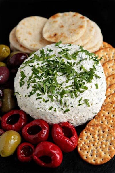 Feta Cheese Ball | My Baking Addiction Feta Cheese Ball, Cream Cheese Ball, Feta Cheese Recipes, Greek Cheese, Diner Recept, Cheese Ball Recipes, Cheese Appetizers, Super Bowl Food, Cheese Ball