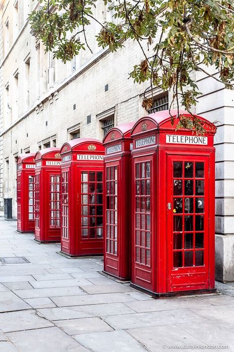 A row of classic red phone boxes in Covent Garden, London. This part of London has a lot of great icons. Click through for more on the A Lady in London blog. #london #red #coventgarden City Guide Layout, London Video, City Guide Design, Weekend In London, Red Telephone, Restaurants In Paris, Walks In London, Paris Guide, Piccadilly Circus