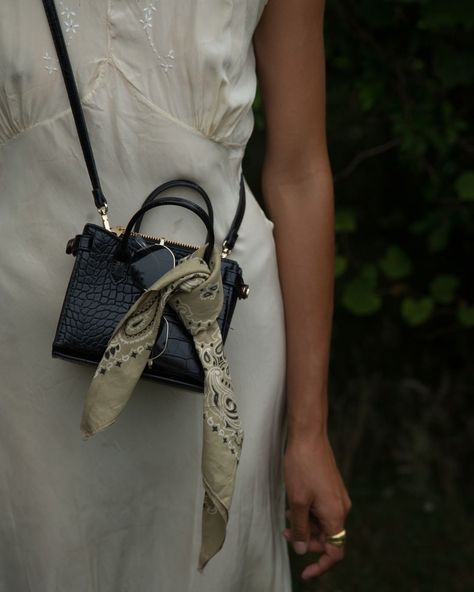 Edited / Projects on Instagram: “Tie your bandana around your purse so you always have it when you’re on the go. Add some vintage to your everyday look.” Upcycle Accessories, Scarf On Bag, Upcycled Accessories, Montauk Ny, Vintage Bandana, Natural Tea, Purse Scarf, Diy Scarf, Bandana Styles