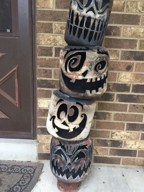 Jack o lantern totem pole Halloween Totem Pole, Pumpkin Totem Pole, Halloween Metal Art, Halloween Outdoor Decorations Diy, Propane Tank Art, Halloween Wood Crafts, Diy Halloween Decor, Adornos Halloween, Milk Jugs