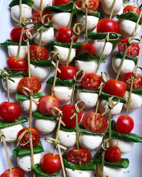 Snack snack! Mozzarella Skewers mmmm! #partyfood #mozzarella #bocconcini #cheese #queso #tomato #cherrytomatoes #cherrytomato #color… Caprese Sticks Tomato Mozzarella, Mozzarella Skewers, 19th Bday, Bbq Party Food, Cheese Queso, Skewer Appetizers, Italian Dinner Party, Tomato Mozzarella, Rustic Italian