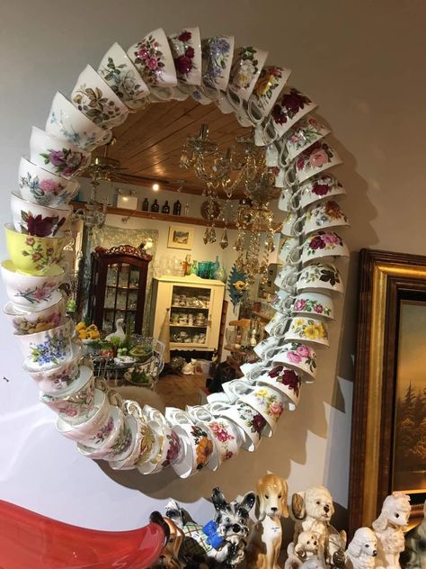 Mirror Frame Art, Whimsical Centerpieces, Mirrors Diy, Cups And Plates, Antique Booth Ideas, Teacup Crafts, Diy Vintage Decor, Deco Originale, Vintage Display