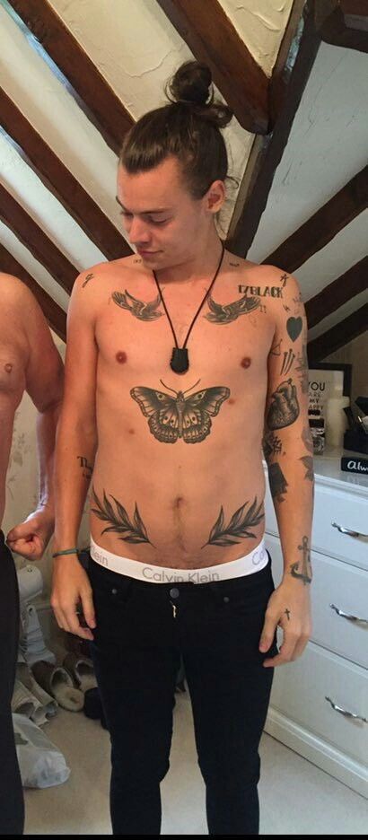 Harry Styles 2016 Shirtless || boyy what you doing // @starrybeauty One Direction Tattoos, Harry Styles Shirtless, Harry Styles Gif, Harry Styles 2013, Harry Styles Tattoos, Harry Styles Nails, Harry Styles Hot, Harry Styles Funny, Harry Styles Imagines