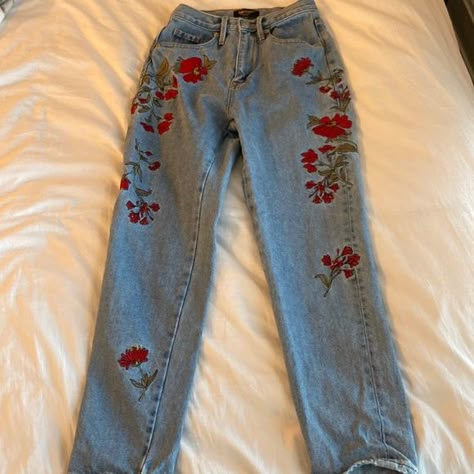 Embroidered Jeans Embroidery Pants Design, Embroidered Bootcut Jeans, Embroidery Designs For Pants, Embroidered Jeans Aesthetic, Embroidery On Jeans Pants, Painted Jeans Flowers, Pant Embroidery Design, Pants Embroidery Ideas, Embroidery Pants Jeans