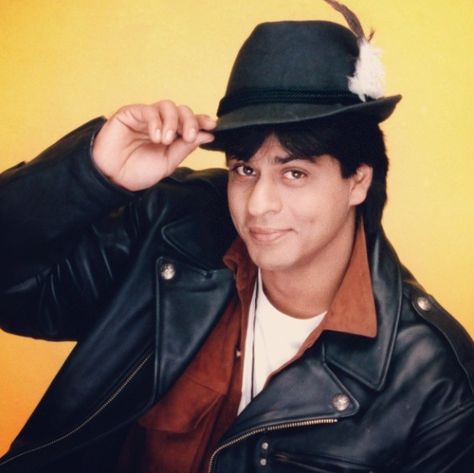 Shahrukh Khan as Raj - Dilwale Dulhania Le Jayenge - DDLJ (1995) Lip Syncing, Srk Movies, Aditya Chopra, Yash Raj Films, Rajesh Khanna, 90s Bollywood, Bollywood Photos, Bollywood Couples, King Of Hearts