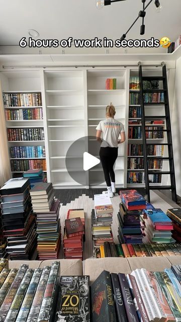 Doreensplace on Instagram: "It would be amazing if it was actually this quick. 
#bookorganization" Cool Ways To Store Books, Record Album Storage Ideas, Book Shelf Organizer Ideas, Book Shelf Design Ideas, Book Organization Small Spaces, Bookshelf Organization Aesthetic, Billy Library, Bookshelves Organizing, Hallway Bookshelves