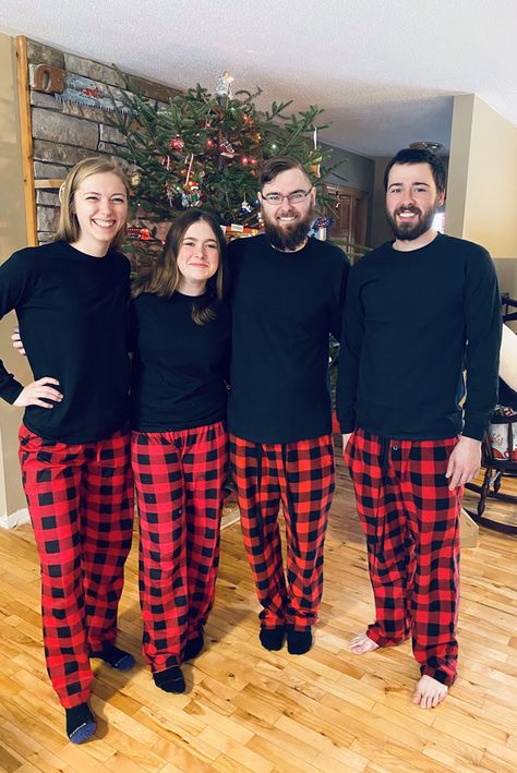 Matching Christmas Pajamas Couples Plaid, Matching Christmas Pjs Families, Matching Christmas Pajamas Couples, Halloween Home Decor Ideas, Xmas Couple, Christmas Family Photoshoot, Buffalo Plaid Pajamas, Matching Christmas Outfits, Decor Ideas Bedroom