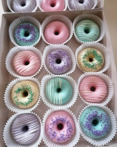 Small Donuts Ideas, Donut Party Cupcakes, Colorful Donuts Ideas, Cute Donuts Ideas, Bronut Ideas, Donut Cupcakes Ideas, Decorating Donuts Ideas, Dounats Decoration, Birthday Doughnut Ideas