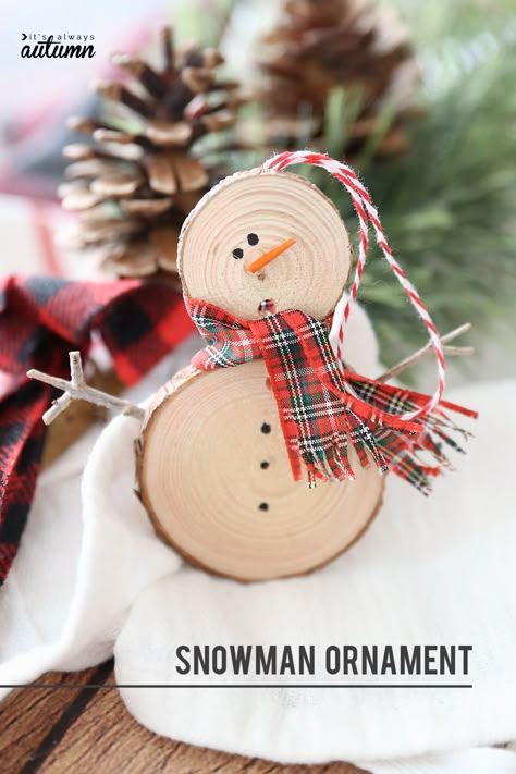 These little DIY snowman ornaments are adorable! Plus they're super easy to make - they would be fun to make with your kids! DIY snowman ornament. #itsalwaysautumn #christmas #ornament #christmasornament #snowmanornament #diyornament #homemadeornaments Diy Snowman Ornaments, Diy Christmas Ornaments Easy, Diy Snowman, Snowman Ornament, Easy Christmas Crafts, Snowman Crafts, Easy Christmas Diy, Christmas Ornaments Homemade, Christmas Ornament Crafts