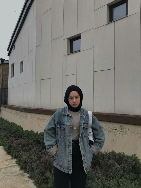 Black Denim Jacket Outfit, Oversized Denim Jacket Outfit, Modest Winter Outfits, Outfits Muslim, Jacket Outfit Women, Simple Style Outfits, Street Hijab Fashion, Jean Jacket Outfits, Denim Jacket Outfit