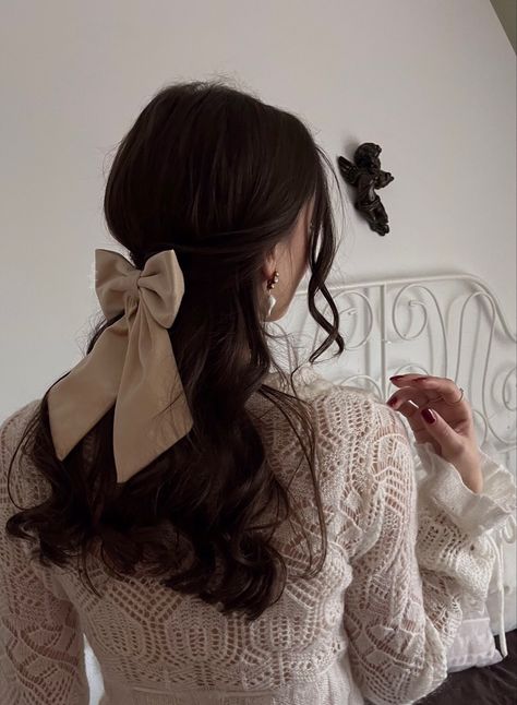 #hairstyles #bows #aesthetic #fashion #coquette #cute #sweater #retro #instagram #winter #brunette #gadgets #hair #angel #pearl Peinado Coquette, Ribbon, Hair, White