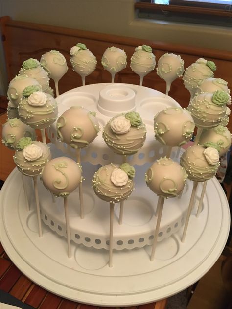 Green Bridal Shower Cake, Bridal Shower Cake Pops, Enchanted Forest Quinceanera Theme, Green Quinceanera Theme, Tiana Wedding, Princess Sweet 16, Quince Cakes, Quince Decor, Quince Cake