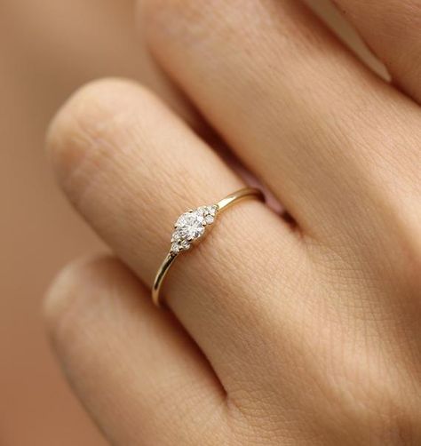 Cheap Wedding Bands, Minimal Engagement Ring, Simple Wedding Band, Diamond Ring Round, Dainty Engagement Rings, Ring Rosegold, Silver Diamond Ring, Dainty Gold Rings, Simple Engagement Rings