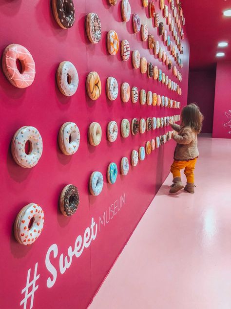 Moscow with Kids: If you want to discover how Moscow is with children, you can not miss this post Donuts Design Ideas, Donut Shop Design, Sweet Shop Design, Donut Store, Candy Room, Bakery Design Interior, Bakery Decor, Cafe Shop Design, Coffee Shops Interior