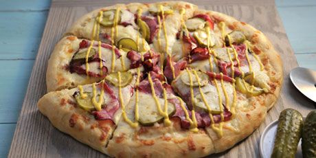 Montreal Smoked Meat Pizza Canadian Breakfast, Montreal Smoked Meat, Meat Pizza Recipes, Canadian Recipes, Canadian Dishes, Meat Pizza, Meat Casserole, Pizza Ideas, Cooking Photos