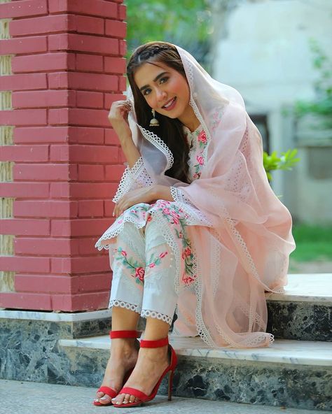 Poses With Dupatta On Head, Dupatta On Head, Mansha Pasha, Indian Wedding Reception Outfits, Abaya Designs Latest, Punjabi Models, Abaya Design, Pakistani Celebrities, Abaya Designs