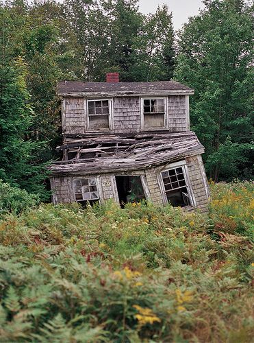 Old Abandoned Buildings, Abandoned Property, Creepy Houses, Urban Exploring, Old Abandoned Houses, Abandoned Castles, Abandoned House, Abandoned Mansions, Old Farm Houses