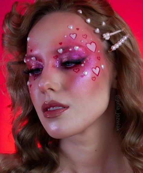 Valentine’s Day Face Paint, Cupid Makeup Looks, Heart Makeup Look, Cupid Makeup, Vday Makeup, Amor Makeup, Make Carnaval, Day Makeup Looks, Face Art Makeup