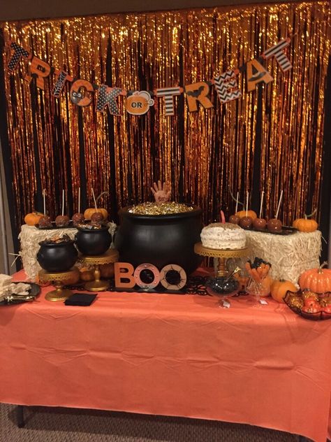 Halloween Tailgate Decorations, Halloween Birthday Backdrop Ideas, Halloween Party Decor Inspiration, Halloween 20th Birthday Party, Halloween Sweet 16 Decorations, Birthday Ideas For October, Halloween Fall Party, Halloween Backyard Party Ideas, Halloween Basement Decorations