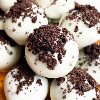 Oreo Truffles {Oreo Balls} - CakeWhiz Oreo Bon Bons, Truffles Oreo, Cookies Cream Cheese, Popsicles Cake, Oreo Truffles Recipe, Cowboy Beans, Christmas Meals, Xmas Desserts, Thanksgiving 2022