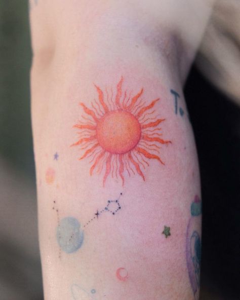 Sun Color Tattoo, Sun Tattoo Color, Japanese Sun Tattoo, Women's Back Tattoos, Sun Rays Tattoo, Sun Tattoo Ideas, Rising Sun Tattoos, Lisa Tattoo, Sunrise Tattoo