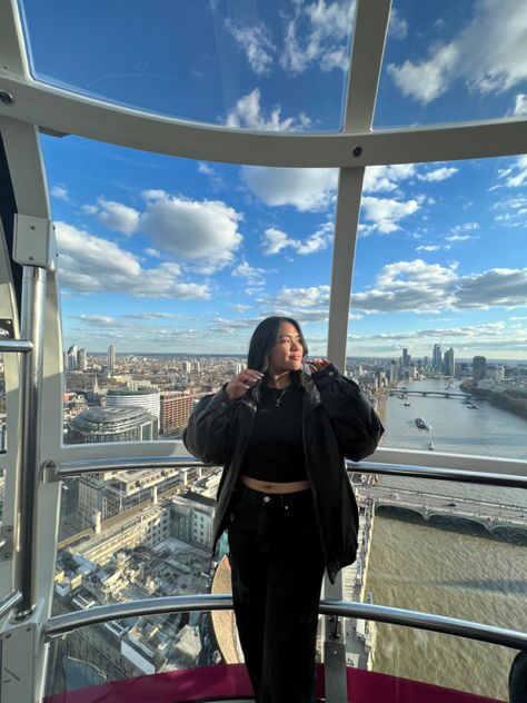 inside the london eye London Eye Photoshoot, London Eye Photo Ideas, London Selfie, London Girl Aesthetic, London Instagram Pictures, Photoshoot London, London Brick, London Dreams, London Instagram