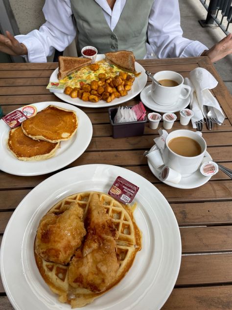 Toronto brunch spots, fall outfits, Fran’s Restaurant, coffee, retro diner aesthetic, cute fall outfits, breakfast Retro Diner Aesthetic, Fall Restaurant, Restaurant Breakfast, Diner Aesthetic, Retro Diner, Brunch Spots, Aesthetic Cute, Cute Fall Outfits, Design Inspo