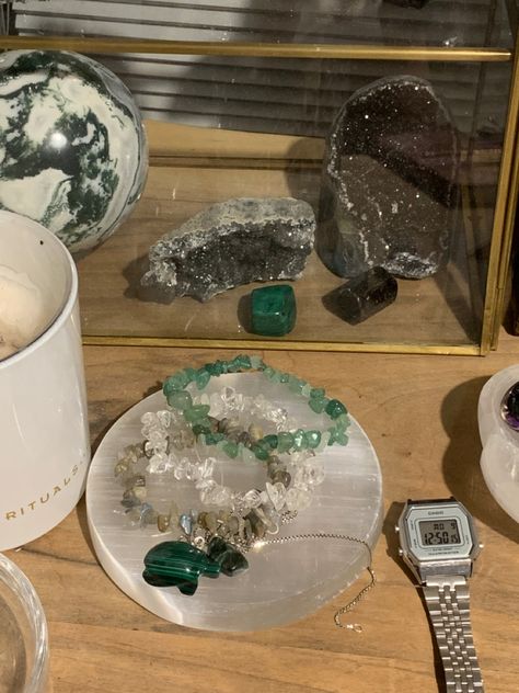 Diy crystals spiritual labradorite Aventurine clear quartz Casio watch Emma chamberlain coffees morning charging collection crystal kristallen labradorite ootd bergkristal Crystal Charging Station, Crystal Charging, Bed Inspo, Charging Station, Snow Globes, Home And Family, Globe, Crystals, Bed