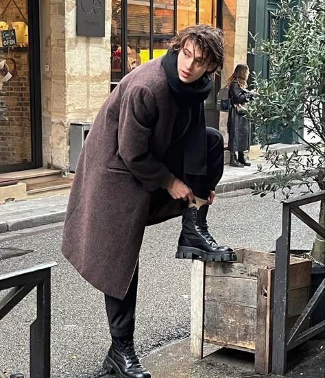 Dark Academia Men, Trench Coat Fashion, Mens Trench Coat, Vintage Outfits Men, Money Clothes, Long Coat Men, Academia Outfits, Classy Outfits Men, رعب نفسي