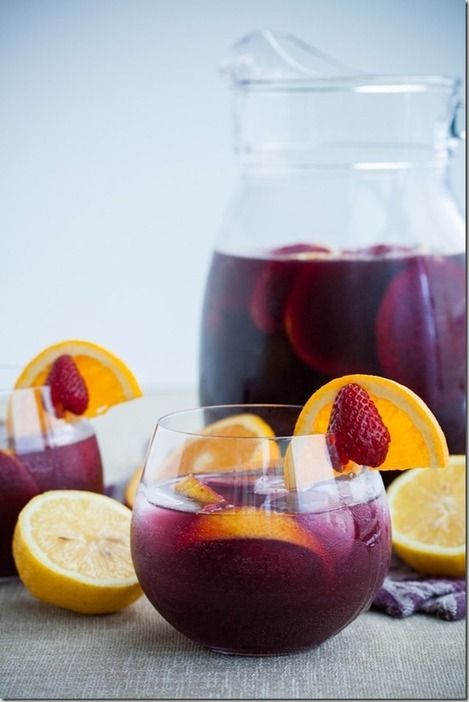 Red Wine Sangria with Strawberries Purple Sangria, Non Alcoholic Sangria, Red Sangria Recipes, Red Wine Sangria, Wine Sangria, Fruity Wine, Sangria Recipe, Sangria Recipes, Wine Cocktails