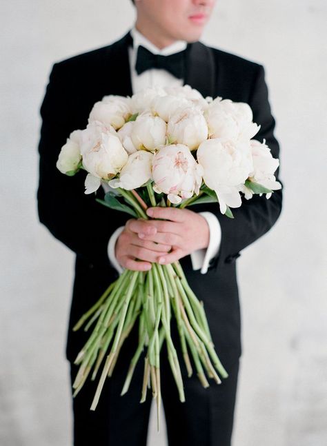 These Long-Stemmed Bouquets Give an Effortlessly Romantic Feel Long Stem Bouquet, Peony Wedding Bouquet, Stem Bouquet, White Peonies Bouquet, Purple Bouquets, White Flower Bouquet, Peony Bouquet Wedding, Long Stem Flowers, Tall Wedding Centerpieces