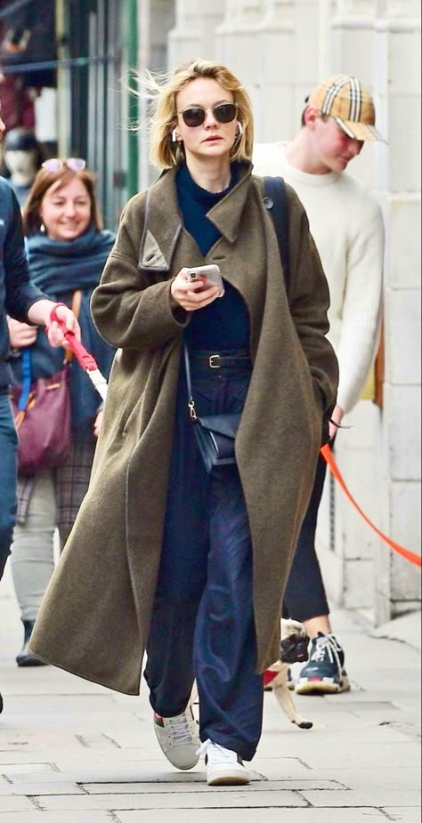 Carey Mulligan 2022, Carey Mulligan 2023, Carey Mulligan Street Style, Carry Mulligan, Carey Mulligan Style, How To Wear Cardigan, Ny Outfits, Minimalist Fashion Men, Carey Mulligan