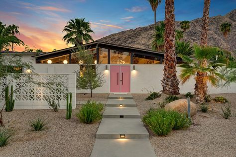 Palm Springs Landscaping, Palm Springs Homes, Mata Air, Pink Front Door, Palm Springs House, Palm Springs Home, Alexander Home, Palm Springs Style, Door Paint Colors